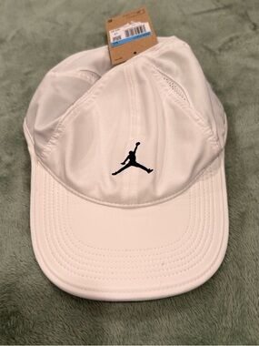 Jordan White M/L jump man hat